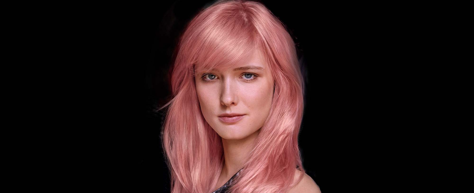 Header model met roze haar