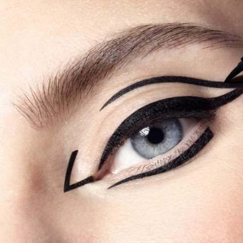 Tattoo signature eyeliner look