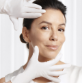 Dermatologin untersucht das Gesicht von Eva Longoria